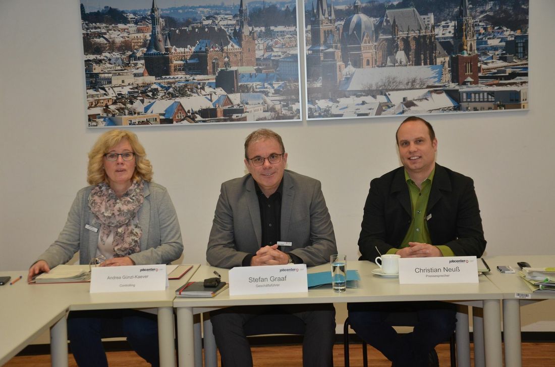 Andrea Günzl-Kaever (Controlling), Stefan Graaf (Geschäftsführung) und Christian Neuss (Pressesprecher) präsentierten positive Zahlen des Jobcenters in der Städtereguion Aachen. Zugleich baten sie aber auch Arbeitgeber, Langzeitarbeitslosen eine Chance zu geben, wenn diese ernsthaft an Arbeit interessiert sind. Foto: T. Förster
