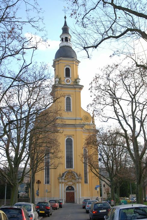 St. Paulin 2008: Inzwischen in gelbem Kleid und seit 1958 Basilica minor. Der Zahn der Zeit hat schwer am Barockjuwel genagt. Eine Sanierung ist unumgänglich.