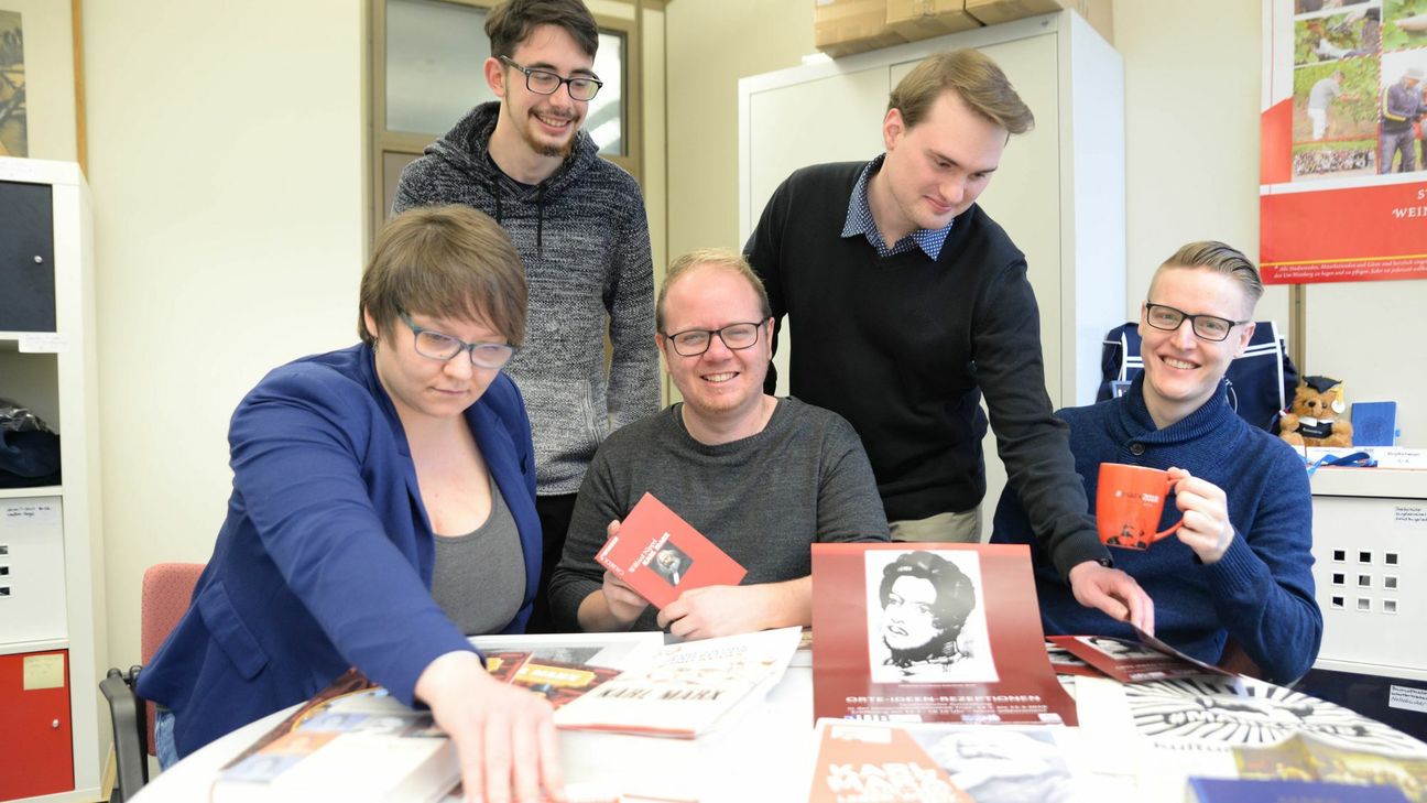 Die Studierenden (von links) Theresa-Mareike Riedel, Jonas Kaiser, Michael König, Marcel Mouson und Milan Matheis haben die Ausstellung gemeinsam mit weiteren Kommilitonen und Professor Christian Jansen konzipiert. Foto: FF
