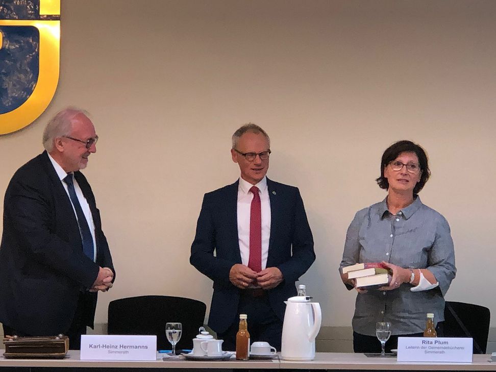 Im Ratssaal übergab er einen Förderbescheid für die Gemeindebücherei zur Anschaffung digitaler Medien. Fotos: T. Förster
