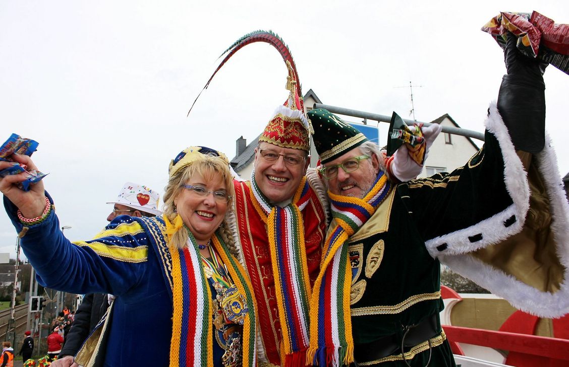 Sie genossen den Höhepunkt ihrer Regentschaft beim Mechernicher „Zoch“ gemeinsam mit über 1000 Jecken: Prinz Michael II. (Sander), Bauer Reinhard (Kijewski) sowie Jungfrau Margret (Eich).