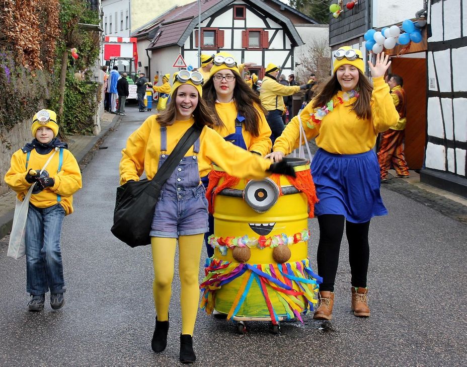 Die witzigen „Minions“-Figuren aus Roggendorf verteilten fleißig Bananen.