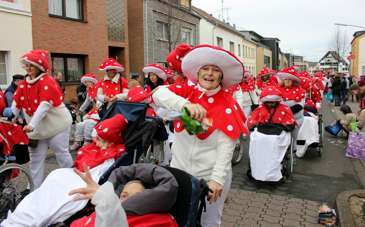 Als 69 Fliegenpilze verkleidet tanzten und rollten die „Glücksbinger“ der Communio in Christo (Bewohner, Mitarbeiter und Angehörige) durch die Straßen.