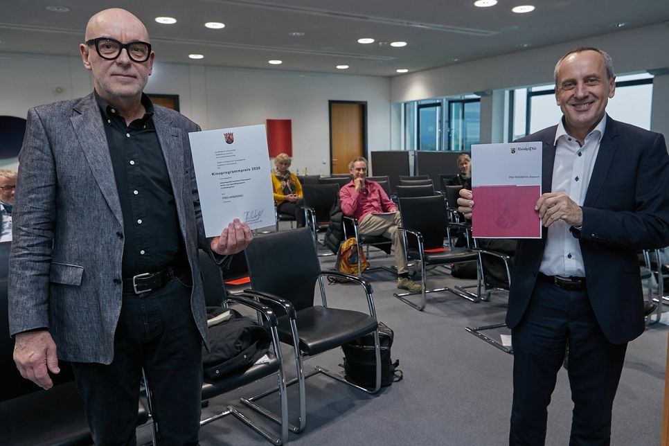 Kulturminister Konrad Wolf (rechts) gratuliert Wolfgang Stemann und den Pro-Winzlern zum Erfolg beim 29. Kinoprogrammpreis. (Foto: Fernando Baptista Photographie)