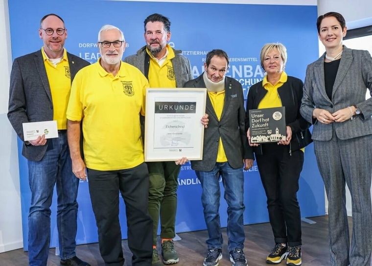 Die Eicherscheider Delegation bei der Übergabe der beiden Preise durch Ministerin Silke Gorißen.