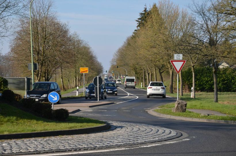 Die L246 zwischen Simmerath und Am Gericht ist die einzige Landesstraße, die in diesem Jahr in der Eifel saniert wird. Für mehr ist aktuell kein Geld da. Dafür passiert auf den Bundesstraßen an Fringshaus, in Vossenack oder Höfen eine Menge. Foto: T. Förster