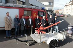 Stefan Pohl (Meckenheim hilft, v.li.), Alfred Jaax (Erster Beigeordneter Euskirchen) Sacha Reichelt (Bürgermeister Euskirchen), Dr. Martin Mertens (Bürgermeister Rommerskirchen), Daniel Krey (Feuerwehr Rommerskirchen), Alexander Berger (Feuerwehr Euskirchen), Markus Neuburg (Feuerwehr Euskirchen) und Peter Zachow (Meckenheim hilft).