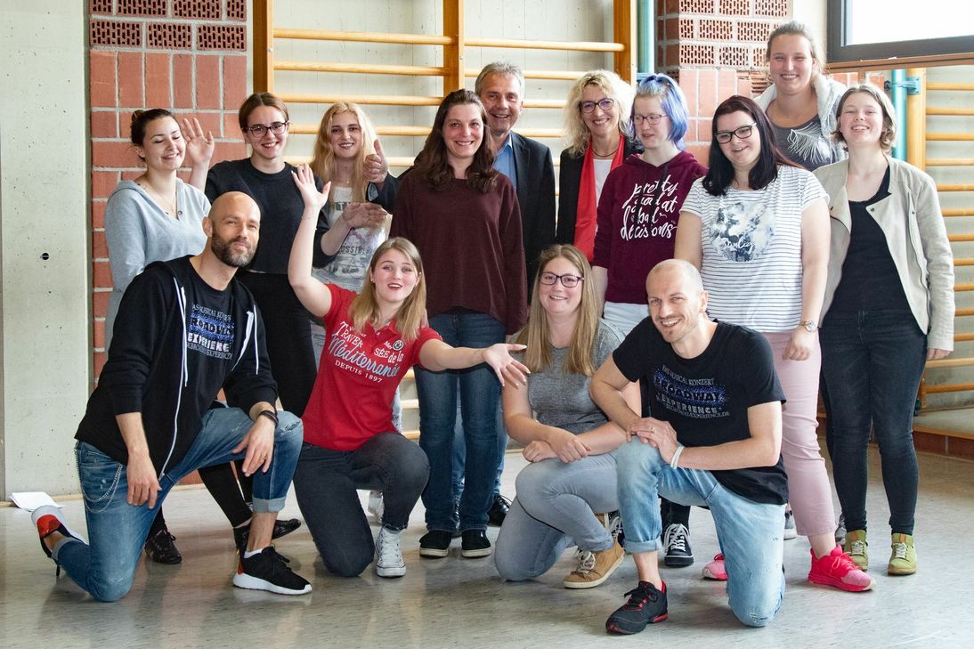 Mit zehn Schülerinnen des Thomas-Eßer-Berufskollegs studieren die Choreografen Martijn und Lucas Theisen das Vorprogramm für den Musical-Reigen „Broadway Experience“ ein, der mit professionellen Darstellern im Stadttheater aufgeführt wird. Foto: Tameer Gunnar Eden/Eifeler Presse Agentur/epa