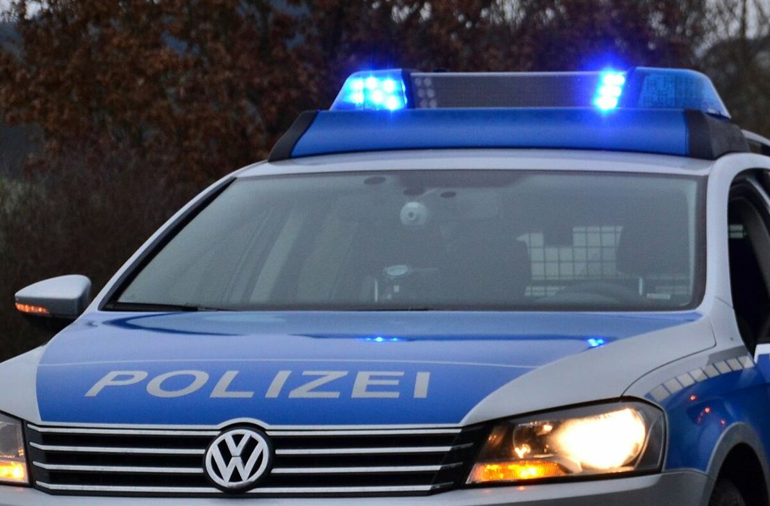 Polizeifahrzeug mit Blaulicht