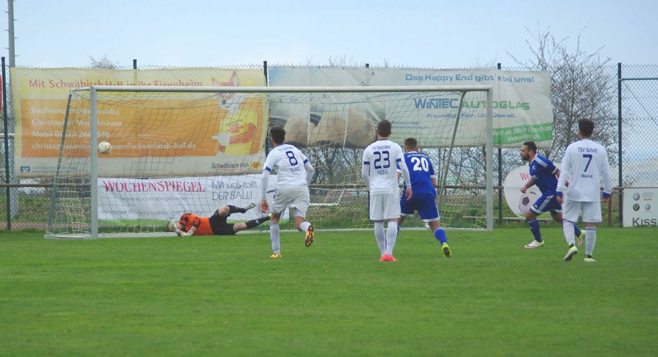 Entscheidung in letzter Sekunde: Maxi Junk setzt den Strafstoß in der 92. Minute unhaltbar für den Mainzer Torwart links ins Netz zum 3:2-Endstand für Karbach. Enrico Köppen (20) hatte mit seinem beiden frühen Treffern die Grundlage dafür geschaffen. Foto: Arno Boes