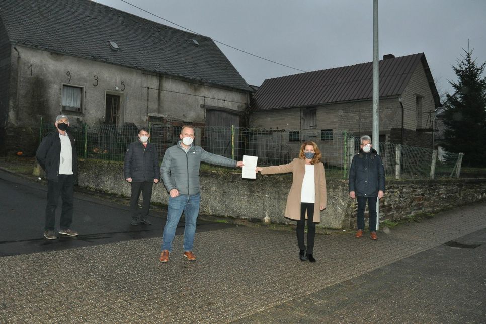 Staatssekretärin Heike Raab überreichte Büchels Ortsbürgermeister Tino Pfitzner einen Zuschuss-Bescheid in Höhe von rund 18.000 Euro für den Abriss eines Anwesens in der Morschweiler Straße.