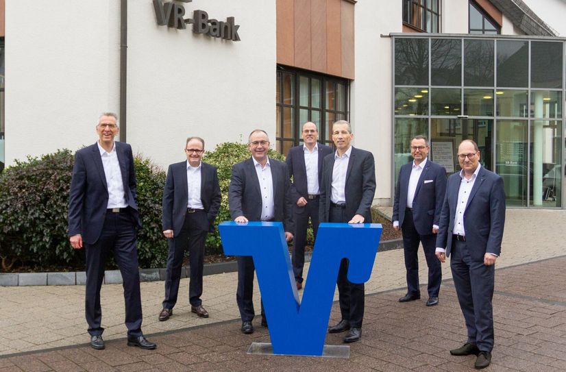 hinterer Reihe v.l.: Frank Schäfer (Volksbank Hunsrück-Nahe eG), Dr. Michael Wilkes (Vereinigte Volksbank Raiffeisenbank eG), Peter van Moerbeeck (Vereinigte Volksbank Raiffeisenbank eG); vordere Reihe v.l.: Erik Gregori (Volksbank Hunsrück-Nahe eG), Klaus Born (VR-Bank Hunsrück-Mosel eG), Markus Bäumler (VR-Bank Hunsrück-Mosel eG), Michael Hoeck (Vereinigte Volksbank Raiffeisenbank eG)
