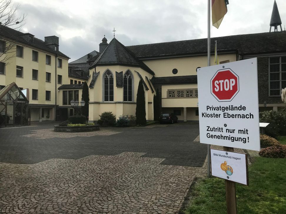 Vom 13. bis 17. Dezember veranstaltet das „Kloster Ebernach“ einen Weihnachtsmarkt, teils im Außenbereich und teils in der Turnhalle. Zwei Tage später wurde der erste Corona-Fall aktenkundig.