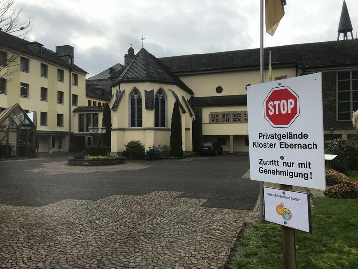 Vom 13. bis 17. Dezember veranstaltet das „Kloster Ebernach“ einen Weihnachtsmarkt, teils im Außenbereich und teils in der Turnhalle. Zwei Tage später wurde der erste Corona-Fall aktenkundig.