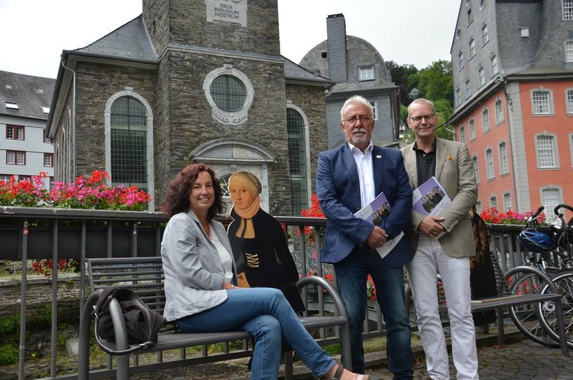 Reformatorinnen wie Katharina von Bora haben die evangelische Kirche geprägt. Eine Ausstellung über die starken Frauen ist jetzt in Monschau zu sehen - sehr zur Freude von Andrea Compes, Hermann Mertens (beide Stadt Monschau) und Pfarrer Jens-Peter Bentzin. Foto: T. Förster