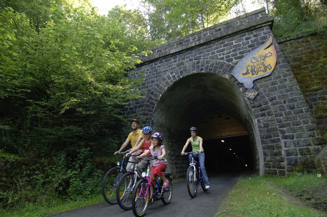Abwechslungsreich: Maare-Mosel-Weg: Auf der stillgelegten Bahnstrecke führt der Radweg von Daun durch die Vulkaneifel über Viadukte und durch Tunnel bis Bernkastel-Kues. www.maare-moselradweg.de