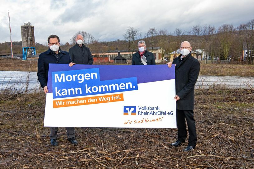 Freuen sich über den geplanten Neubau eines Verwaltungsgebäudes der "Volksbank RheinAhrEifel" im Gewerbegebiet von Mendig - nahe der B262 (von links): Vorstandsmitglied Markus Müller, Frank Post, Beigeordneter der Stadt Mendig, Stadtbürgermeister Hans-Peter Ammel sowie Michael Hessel, Bereichsleiter "Dienstleistungszentrum Immobilien" der "Volksbank".