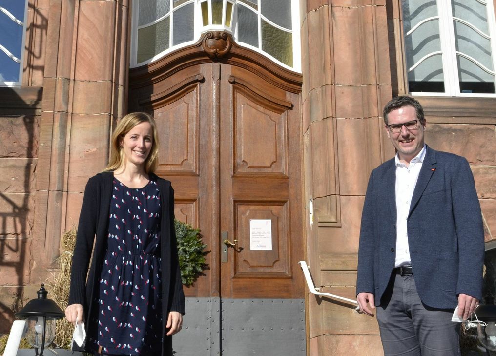 Das Kloster in Nettersheim, vor dessen Eingangsportal hier Dr. Miriam Viktor und Norbert Crump stehen, entwickelt sich zum Gesundheitszentrum. mn-Foto