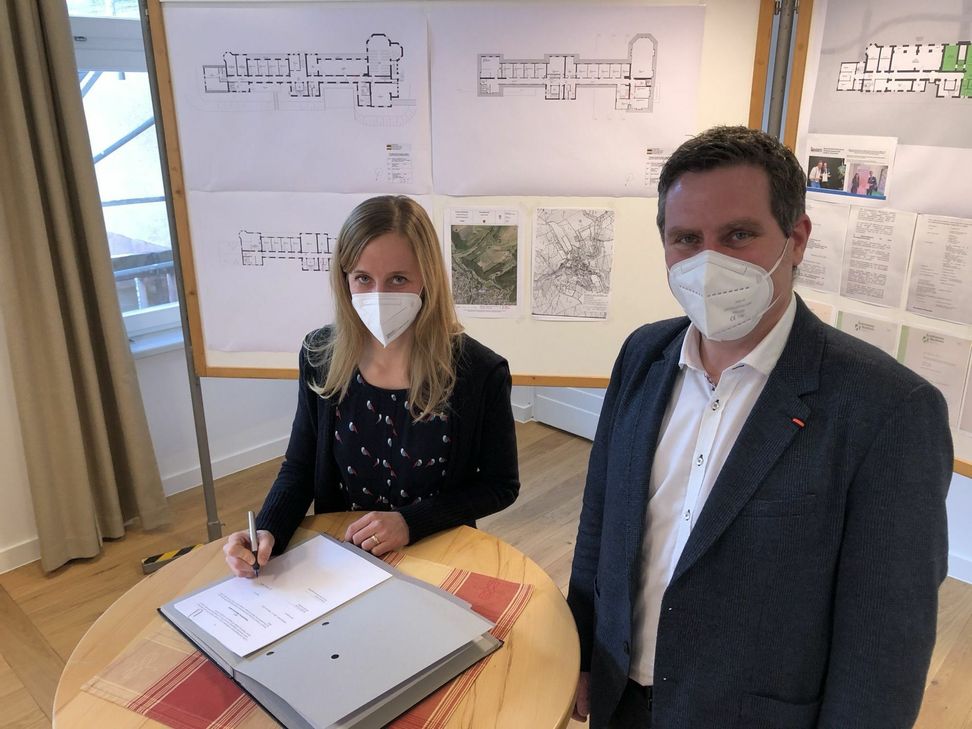 Die Verträge sind unterschrieben: Dr. Miriam Viktor eröffnet, sehr zur Freude von Bürgermeister Norbert Crump, im ehemaligen Kloster in Nettersheim eine Kinderarztpraxis. mn-Foto