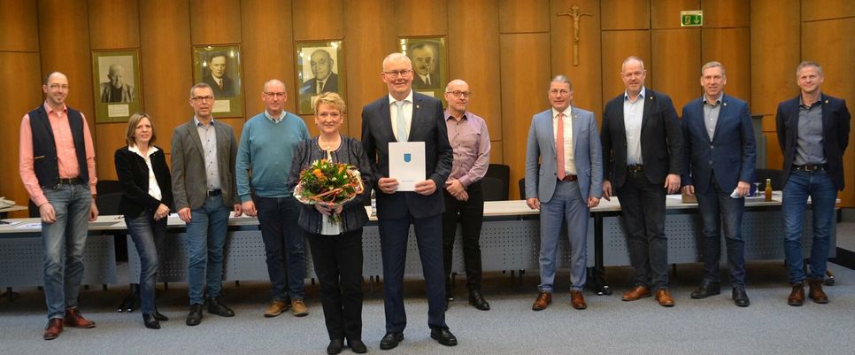 Kämmerer Bruno Laschet (neben ihm Ehefrau Silvia) wurde nach 41 Jahren Dienstjahren bei der Gemeinde Simmerath verabschiedet. Zum Nachfolger ab 1. März wurde Mark Hoch (r.) bestellt. Foto: T. Förster