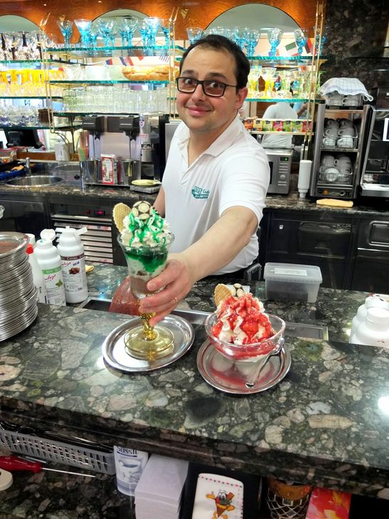 Giorgio Lopa aus Ahrweiler gehört einer traditionsreichen Familie italienischer Eismacher an. Seine Eiskreationen begeistern vorzugsweise an heißen Sommertagen die Besucher seines Eiscafés. Foto: Th. Wirtz