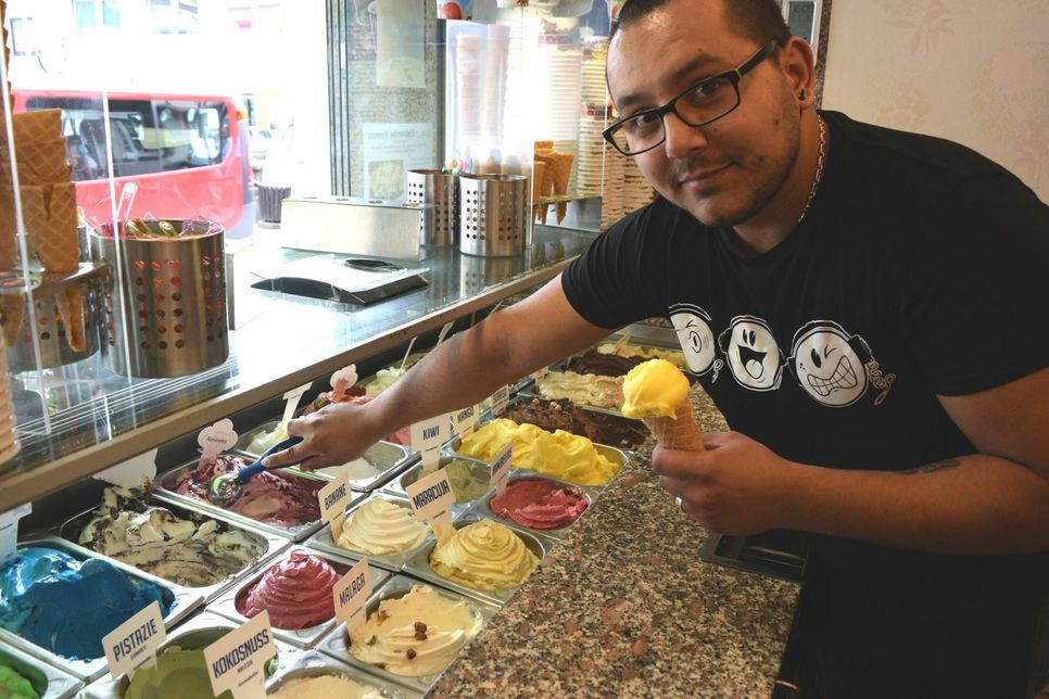 Das Auge isst mit: Im Eiscafé Vallazza werden die verschiedenen Eissorten ansprechend präsentiert. Foto: Th. Wirtz