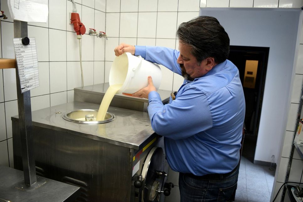 Eismachen ist Chefsache: Ramon Valazza aus Sinzig an der Eismaschine. Foto: Th. Wirtz