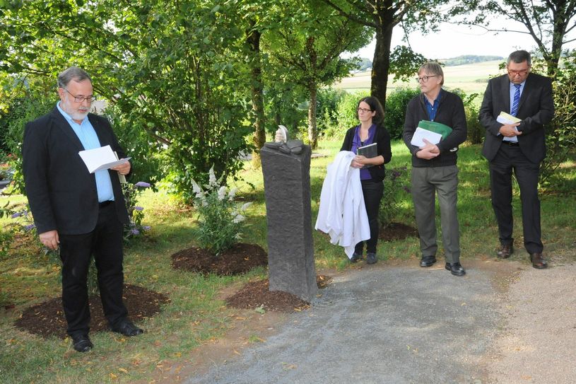 Das Konzept des Weges der Erinnerung birgt eine tiefe Symbolik, die Hospizvereins-Vorsitzender Detlef Willems (l.) erläuterte. Im Bild rechts neben der Stele mit dem Schmetterling: AHH-Leiterin Marion Schronen, Diakon Andreas Webel und Günter Weber (v.l.). Foto: Schmieder