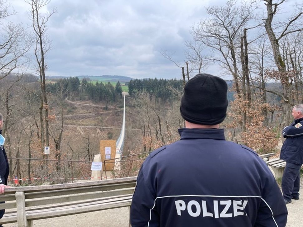 Die Polizei kontrollierte am Karfreitag an der gesperrten Geierlay-Brücke. Fotos: Zender