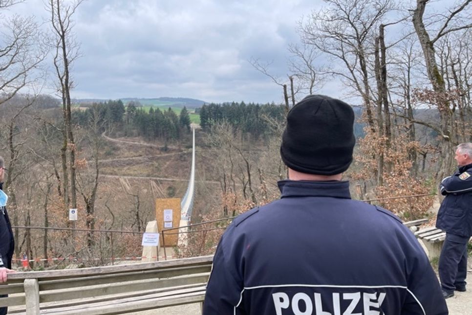 Die Polizei kontrollierte am Karfreitag an der gesperrten Geierlay-Brücke. Fotos: Zender