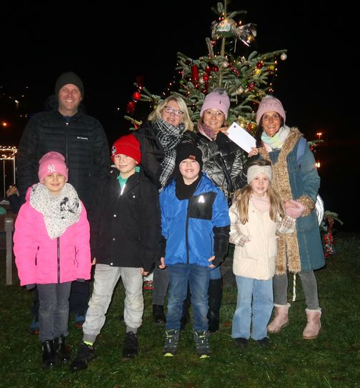 Sieger-Baum mit Kindern, Lehrern und Eltern der Grundschule Westrich