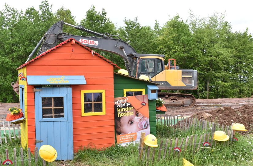 Das symbolische Kinderhospiz vor der Baustelle.