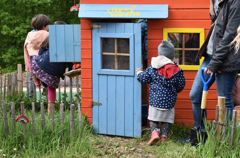 Beim Spatenstich erforschten die Kinder bereits das Häusschen der Nestwärme.