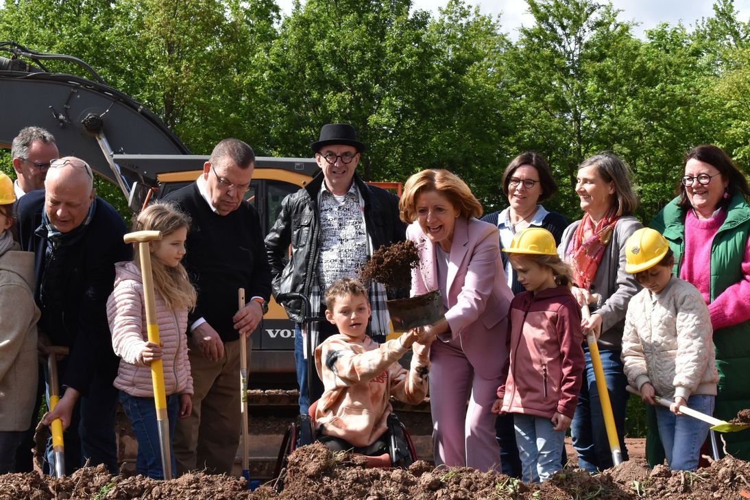 Gemeinsam mit den Kindern und Verantwortlichen erfolgte der Spatenstich der Ministerpräsidentin Malu Dreyer.