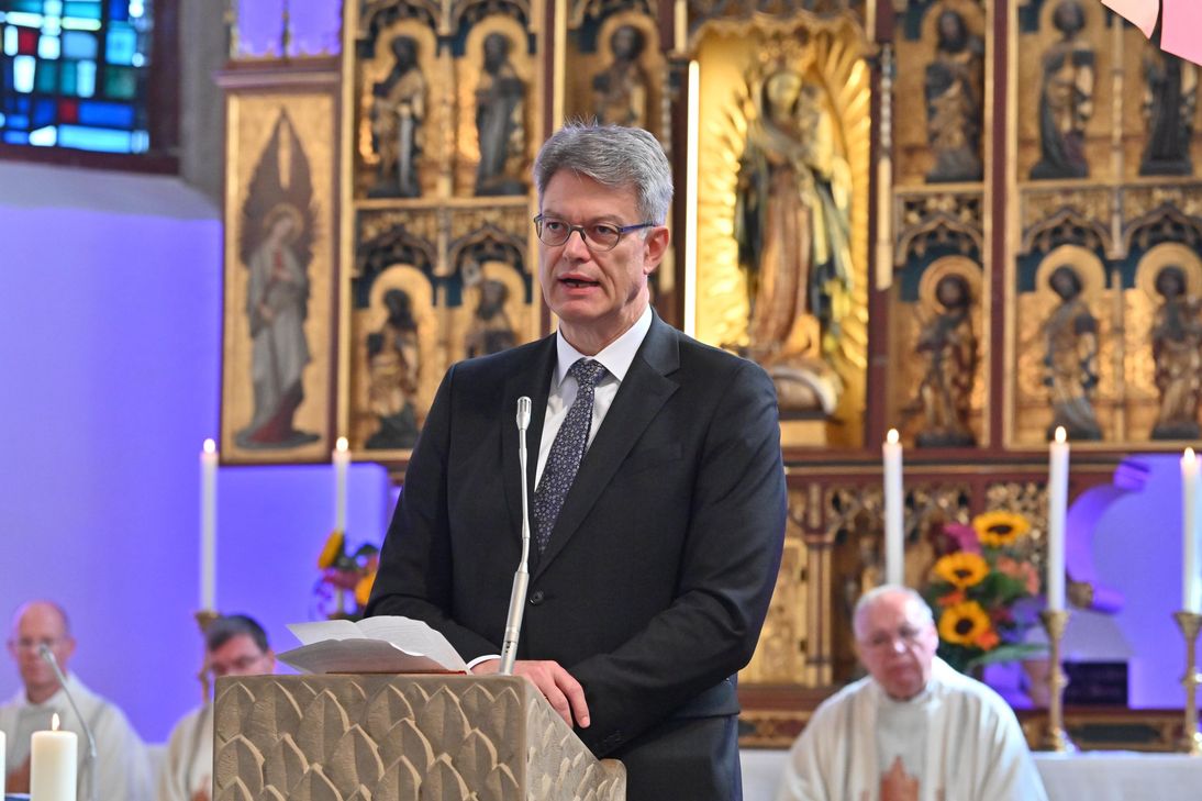 Bundesverkehrsminister Patrick Schnieder bei seiner Ansprache im Pontifikalamt