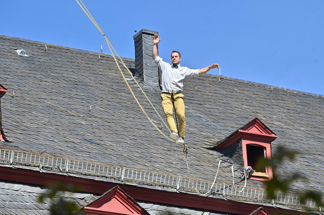 Der Drahtseilakt über dem Innenhof des Helenenbergs