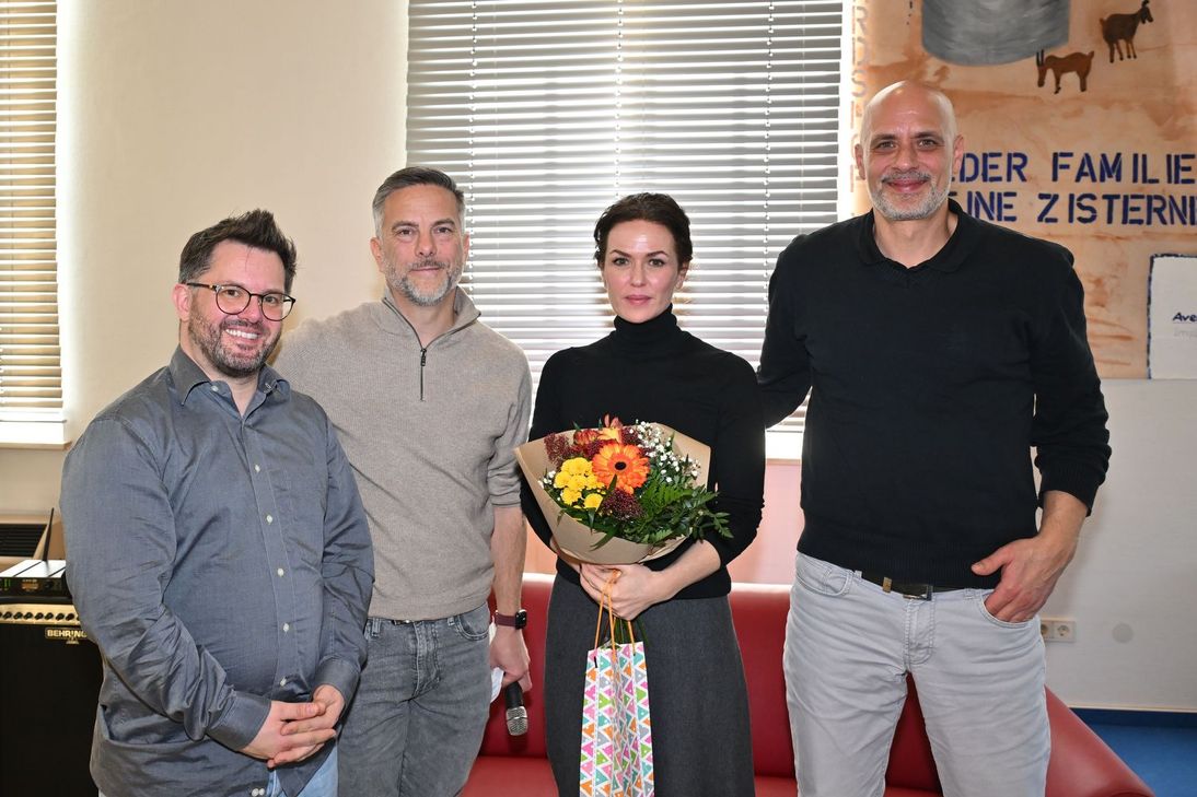 V.l.: Schulleiter Andreas Häfner, Sebastian Müller, Melika und Niko Foroutan.