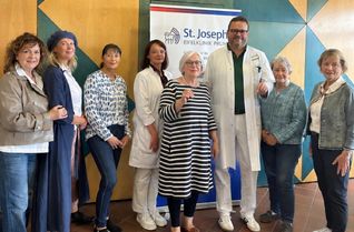 Vertreterinnen der Soroptimisten, Club Bitburg-Prüm, übergeben 1.000 Euro Spendengelder an die Palliativstation der St. Joseph Eieflklinik Prüm. Dr. med. Christian Elsen (3.v.r.) und Dr. med. Bettina Dunkel (4.v.l.) nahmen die Spende entgegen.