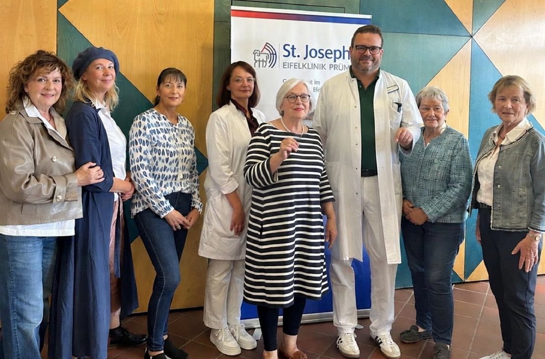 Vertreterinnen der Soroptimisten, Club Bitburg-Prüm, übergeben 1.000 Euro Spendengelder an die Palliativstation der St. Joseph Eieflklinik Prüm. Dr. med. Christian Elsen (3.v.r.) und Dr. med. Bettina Dunkel (4.v.l.) nahmen die Spende entgegen.