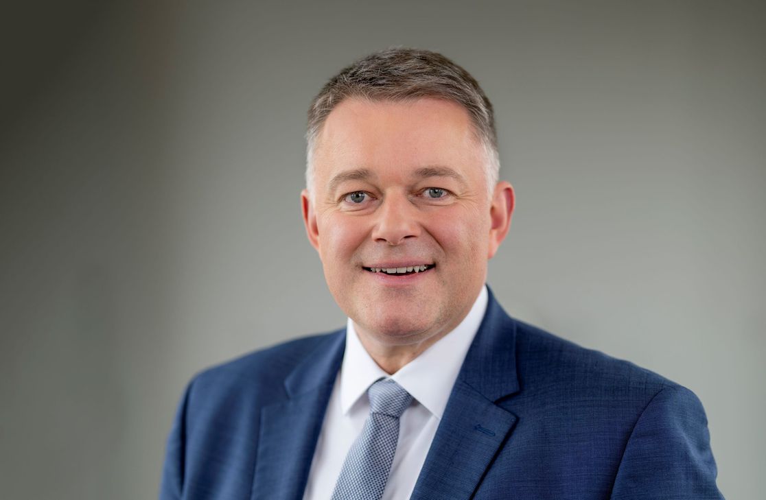 Falls er im Herbst  die Ämter als Fraktionschef und Parteivorsitzender vereine, wolle er sich auch um die Spitzenkandidatur für die kommende Landtagswahl bewerben, so Schnieder.