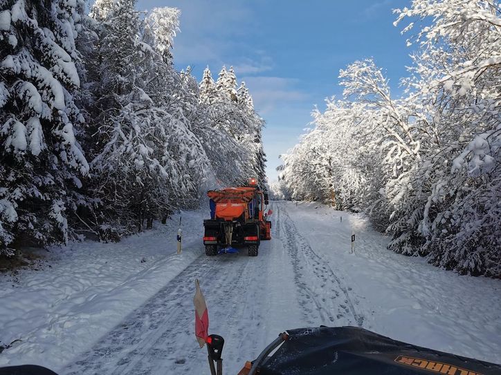 Sobald es friert oder schneit, rücken die Mitarbeiter des Kreisbauhofs um 2 Uhr in der Nacht aus, um mehr als 300 Kilometer Kreisstraßen zu streuen und zu räumen.