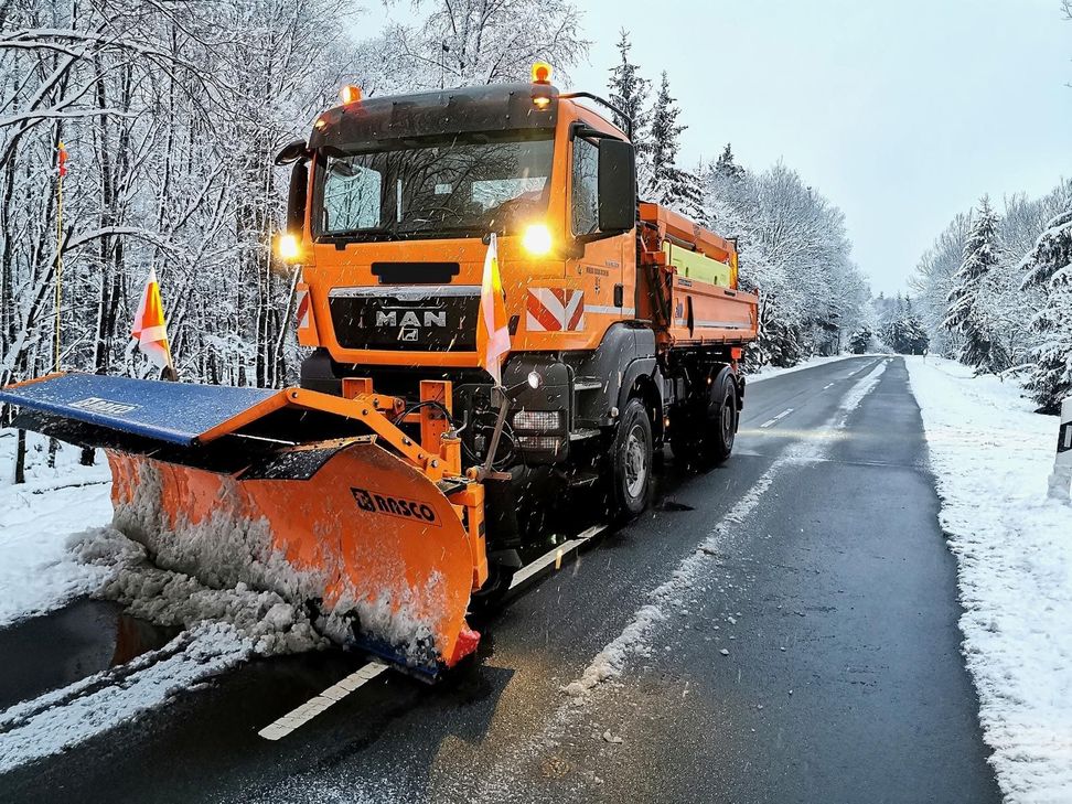 Die Räumfahrzeuge mit Schneepflug benötigen allein schon 3,50 Meter Platz.