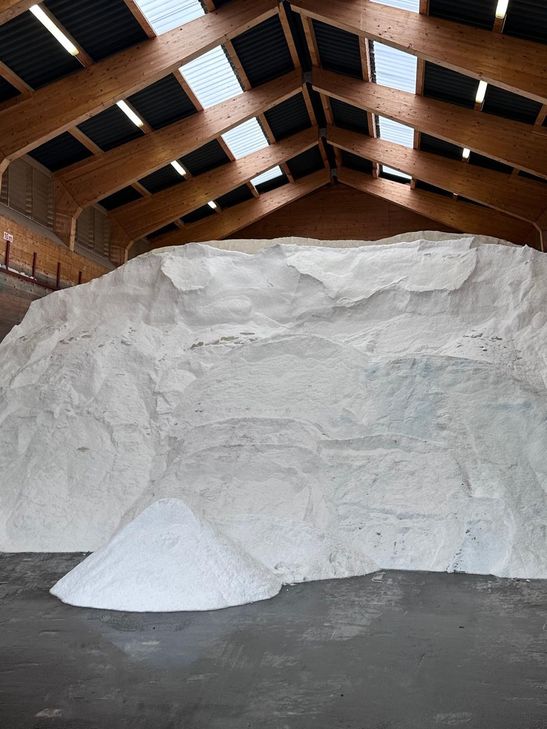 Aktuell lagern rund 350 Tonnen Salz auf dem Gelände des Kreisbauhofs in Strempt.