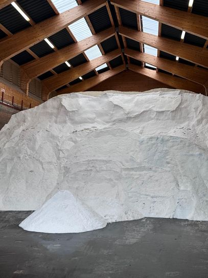 Aktuell lagern rund 350 Tonnen Salz auf dem Gelände des Kreisbauhofs in Strempt.