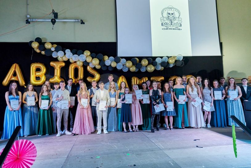 Die Kaisersescher Fachabiturientinnen und Fachabiturienten verabschiedeten sich mit dem Abi-Motto »Abios Amigos«.