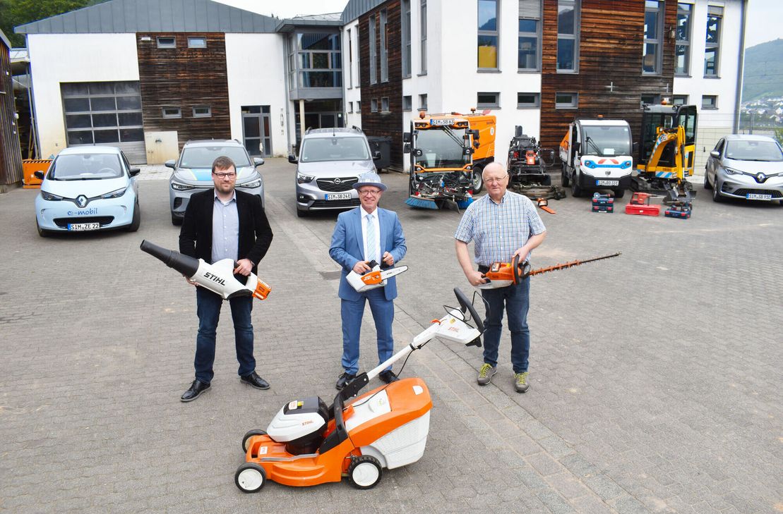 Präsentieren einen Teil der E-Fahrzeuge und Gerätschaften (v.l.): Klimaschutzmanager Dominik Nachtsheim, Bürgermeister Jörg Haseneier und Helmut Schröder (1. Beigeordneter).