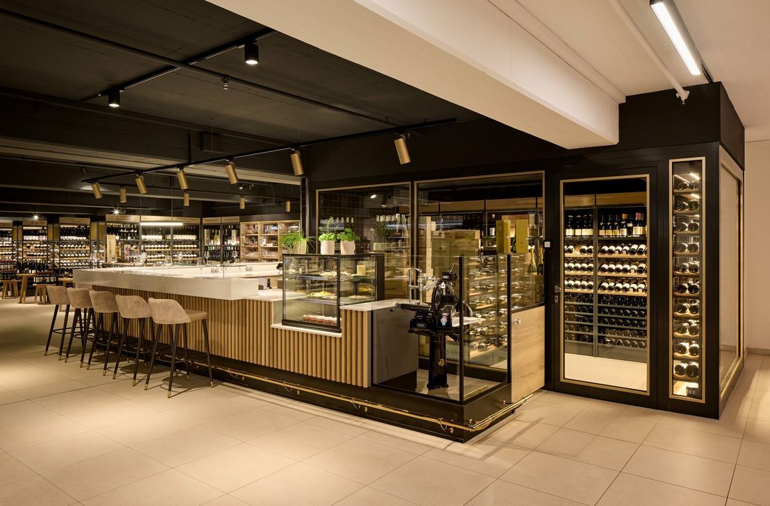 Die Genussbar im Zentrum der ausgezeichneten Weinabteilung.