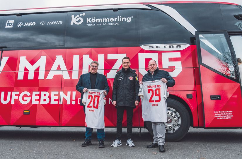 Timo Bohr (links) und Mirco Bohr (rechts) mit dem 05er Sportdirektor Niko Bungert vor dem neuen Mannschaftsbus.