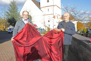 Ortsvorsteher Stefan Kupp (li.) und Pfarrer Klemens Gößmann mit dem Mantel des Heiligen Manns, der sich teilen lässt.