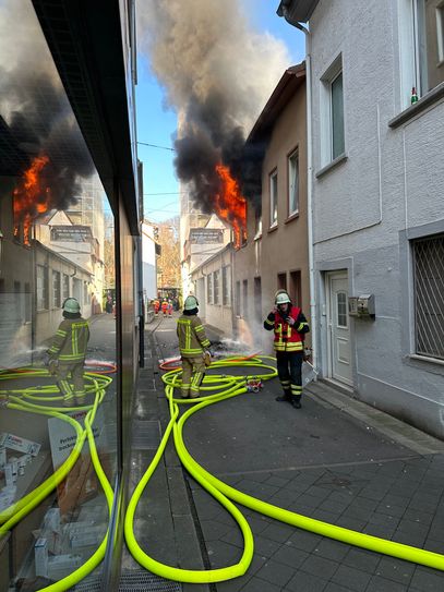 Als die Helfer am Brandort eintrafen, stand ein Zimmer der Wohnung bereits lichterloh in Flammen.